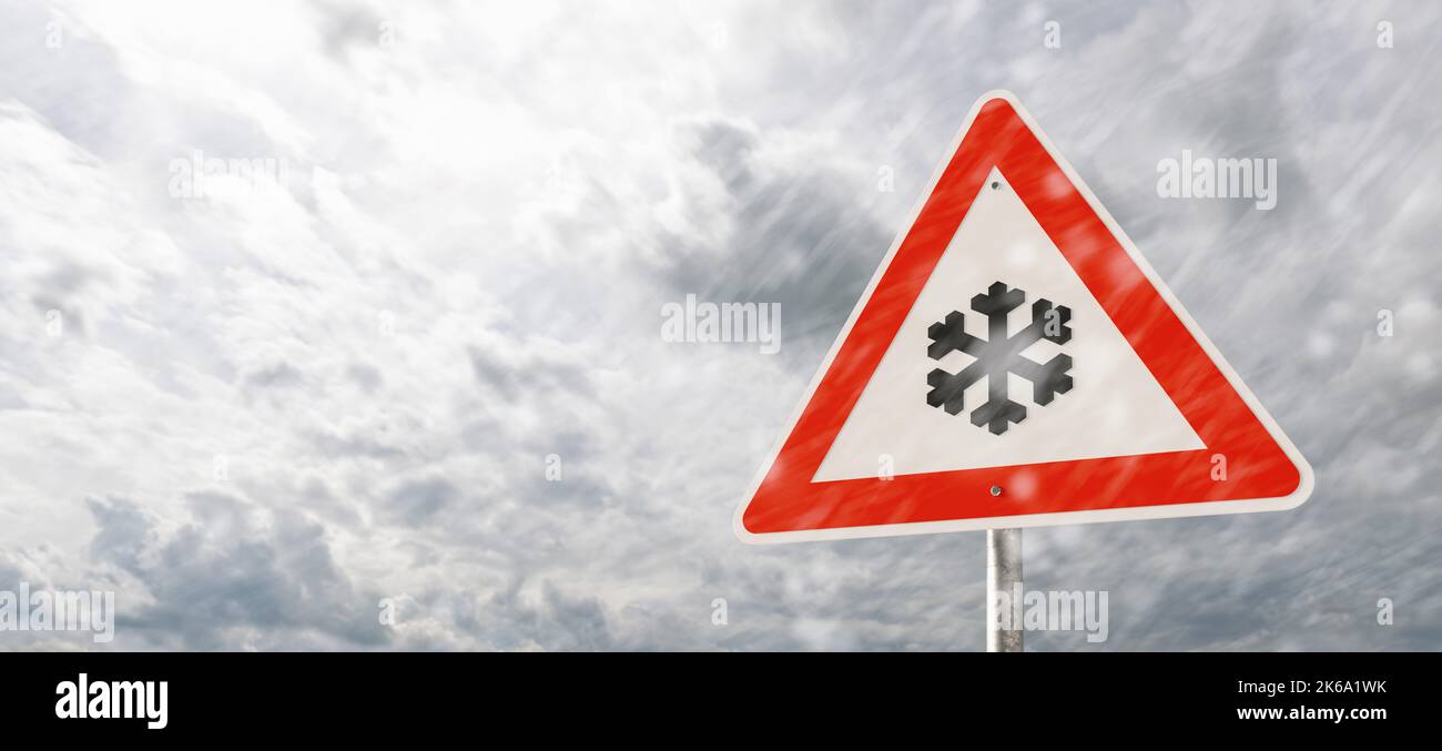 Panneau d'avertissement - attention chute de neige ou première neige, risque de conduite en hiver de neige et de glace avec tempête de neige trouble Banque D'Images