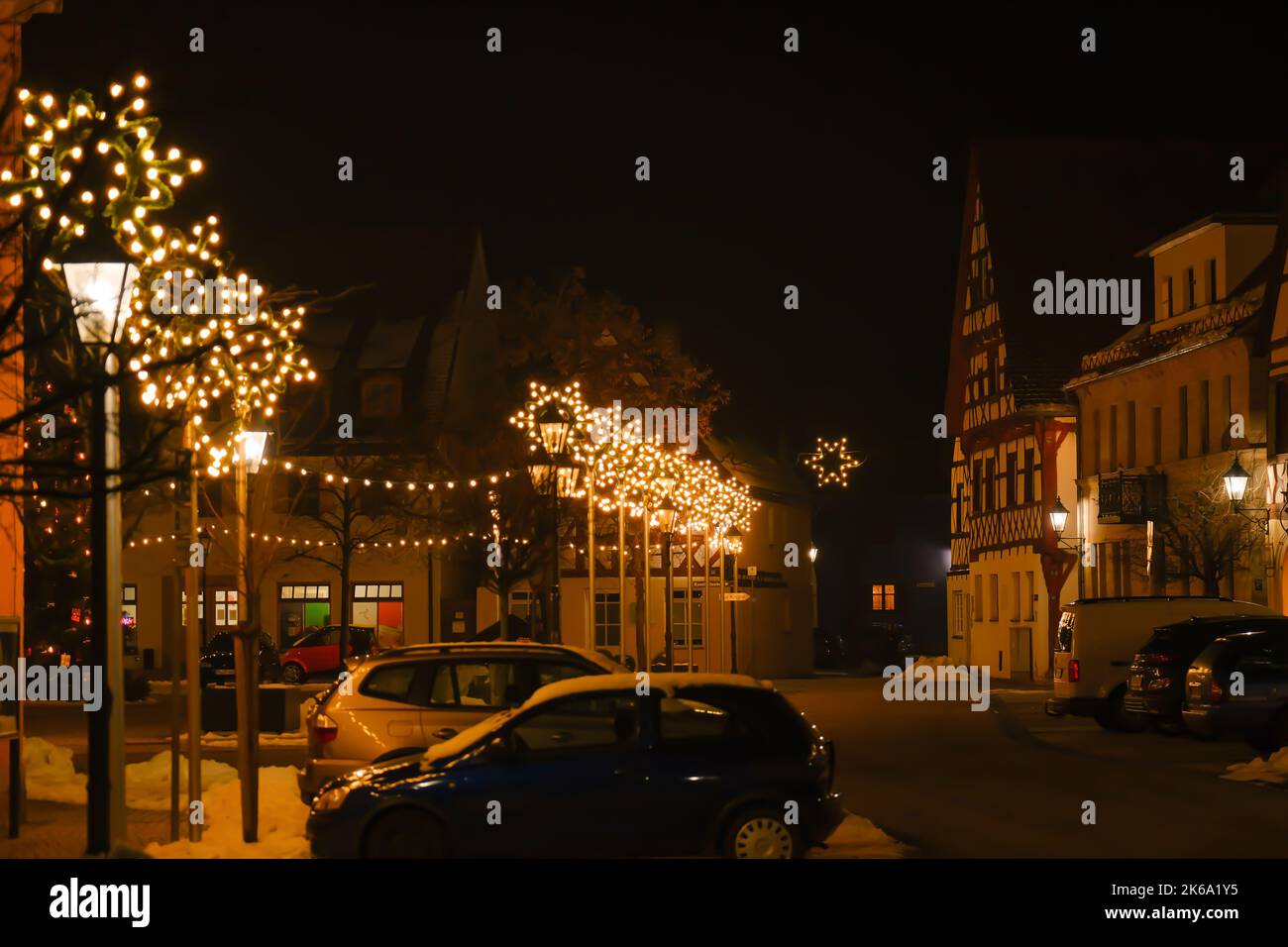 Illuminations de Noël en Allemagne. Maisons à colombages et décorations de fête.Noël en Europe.lampe de poche jaune décorative et chatoyante Banque D'Images