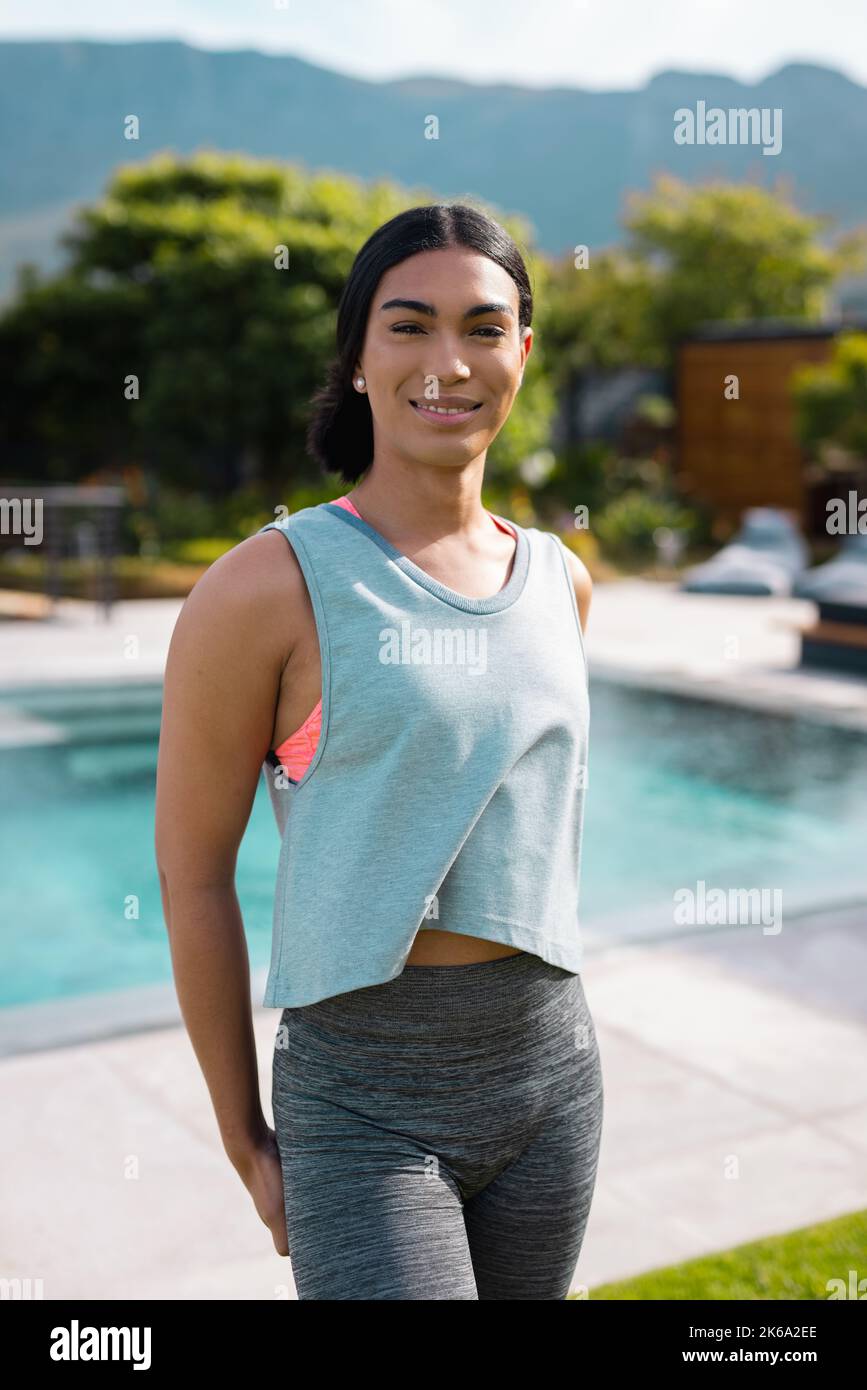 Portrait d'une heureuse femme biraciale souriant dans le jardin Banque D'Images