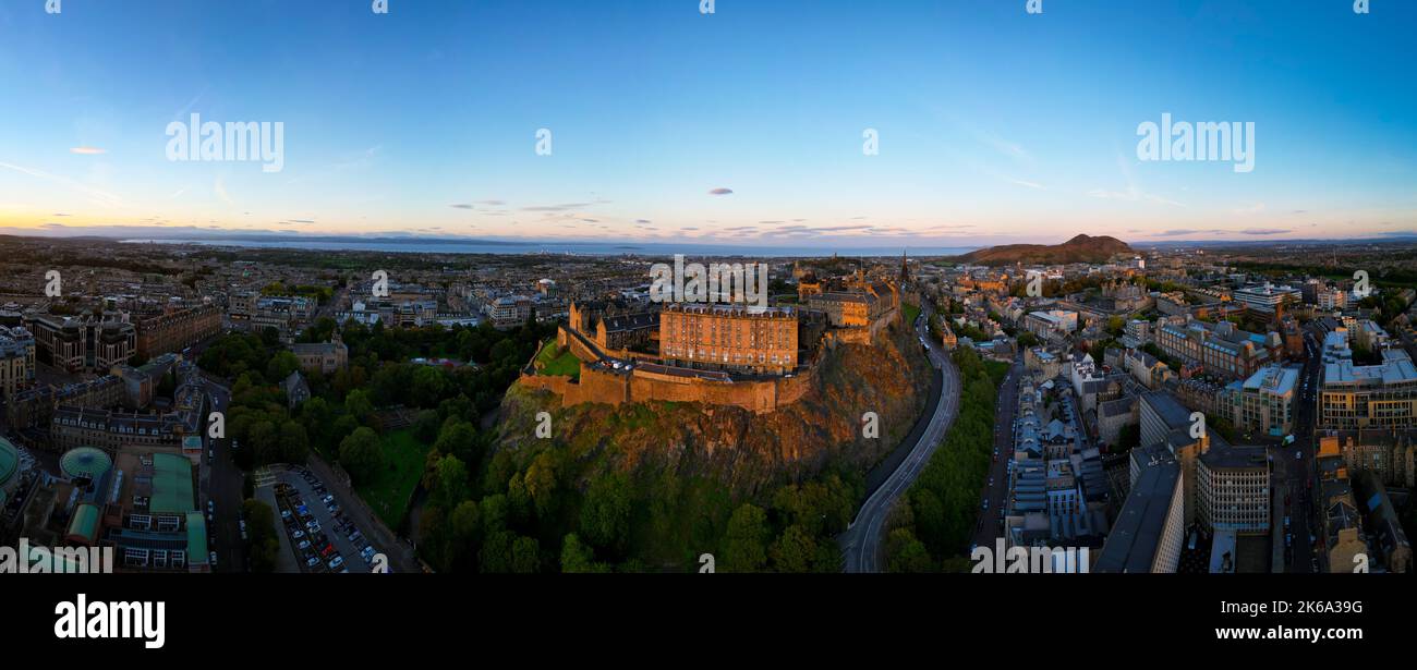 Château d'Édimbourg en soirée - vue aérienne Banque D'Images