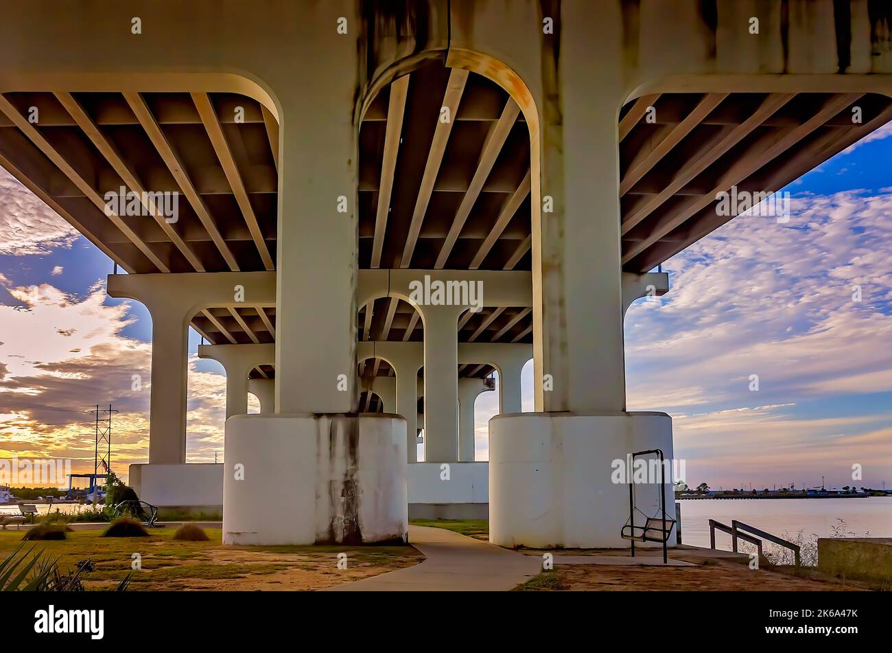 Des sentiers pédestres sont situés dans le parc Lighthouse, sous le pont de haute élévation de la rivière Pascagoula, le 4 octobre 2022, à Pascagoula, Mississippi. Banque D'Images