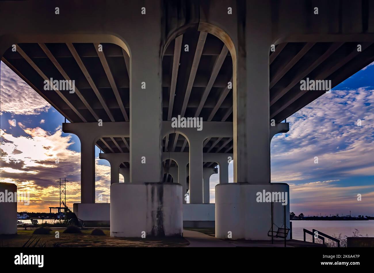 Des sentiers pédestres sont situés dans le parc Lighthouse, sous le pont de haute élévation de la rivière Pascagoula, le 4 octobre 2022, à Pascagoula, Mississippi. Banque D'Images