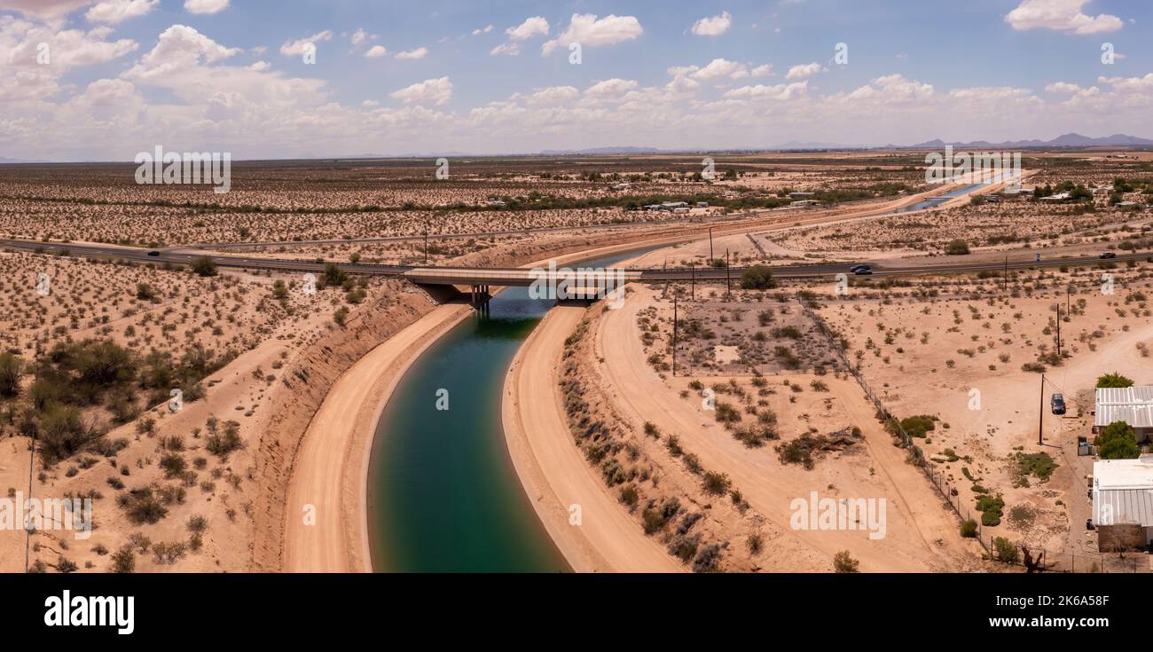 Canal d'irrigation dans le sud de l'Arizona. Chaîne d'approvisionnement en eau du fleuve Colorado. Sécheresse et problèmes environnementaux Banque D'Images
