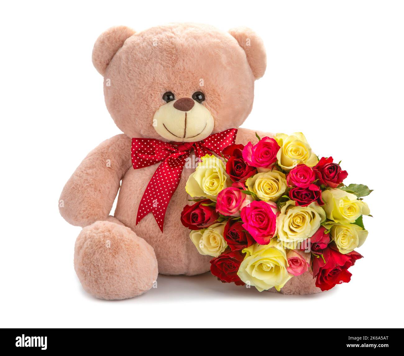 ours en peluche rose avec un noeud rouge et un bouquet de belles roses. concept cadeau sur fond blanc Banque D'Images