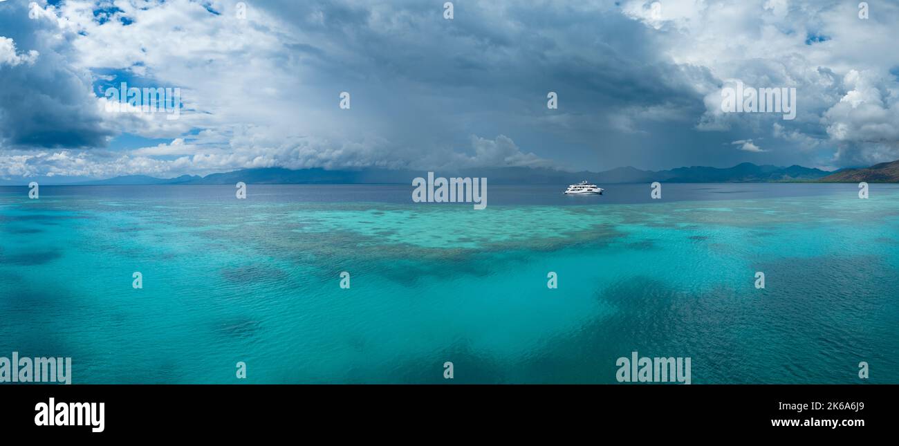 Un récif de corail sain s'étend au large du Pulau Besar, au nord de Flores, en Indonésie. Cette région tropicale exotique est connue pour sa grande biodiversité marine. Banque D'Images