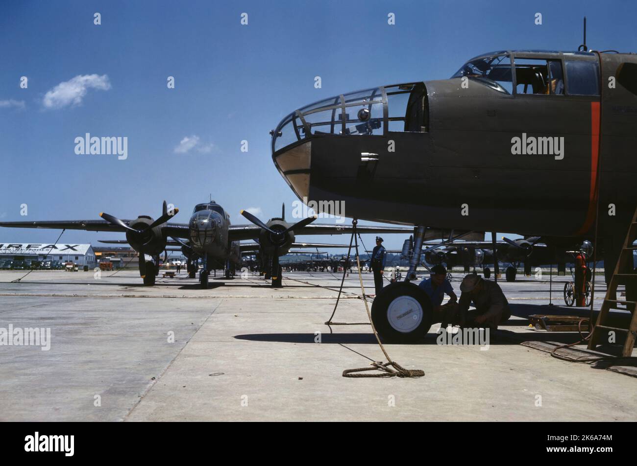 Bombardiers B-25 en attente d'une inspection finale et d'essais pendant la Seconde Guerre mondiale, 1942. Banque D'Images