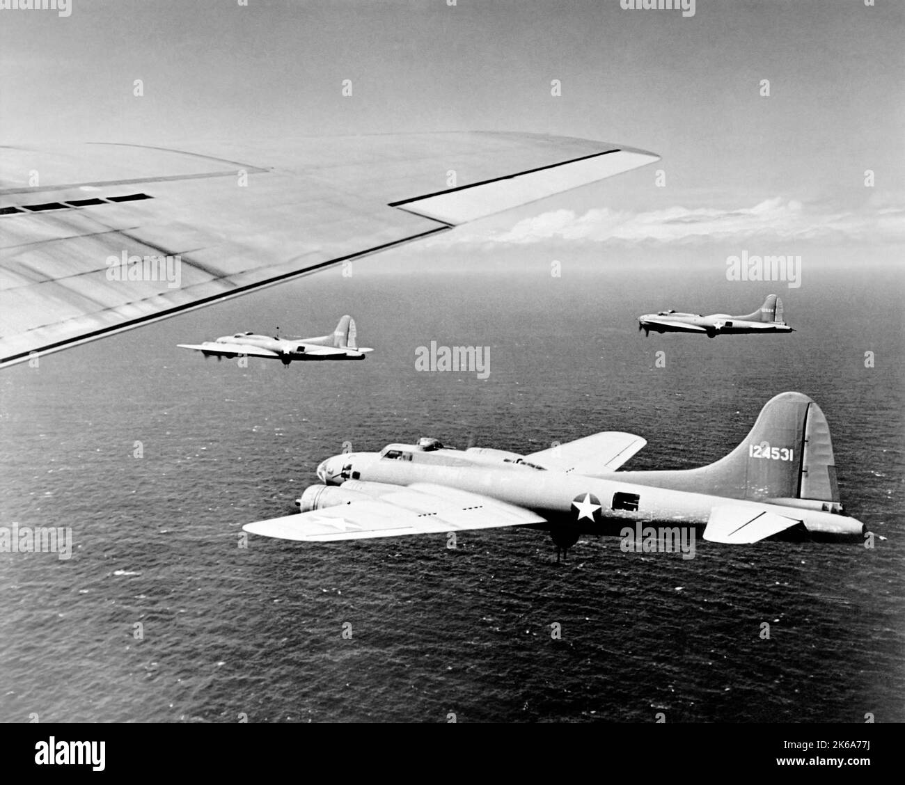 B-17F bombardiers de Forteresse volante au-dessus du Pacifique Sud-Ouest pendant la Seconde Guerre mondiale, 1942. Banque D'Images