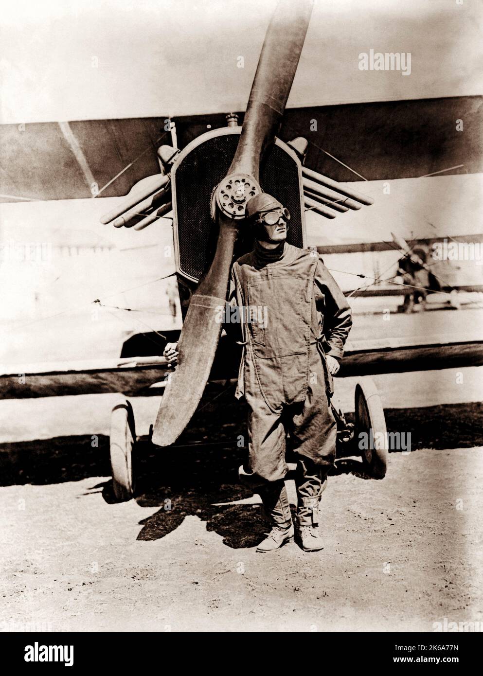 Un pilote de chasse américain debout devant un biplan de l'armée américaine pendant la première Guerre mondiale, vers 1918. Banque D'Images