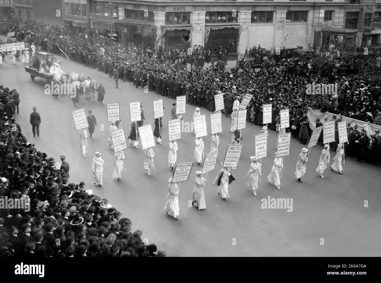 23 octobre 1915 - défilé des femmes au suffrage à New York. Banque D'Images
