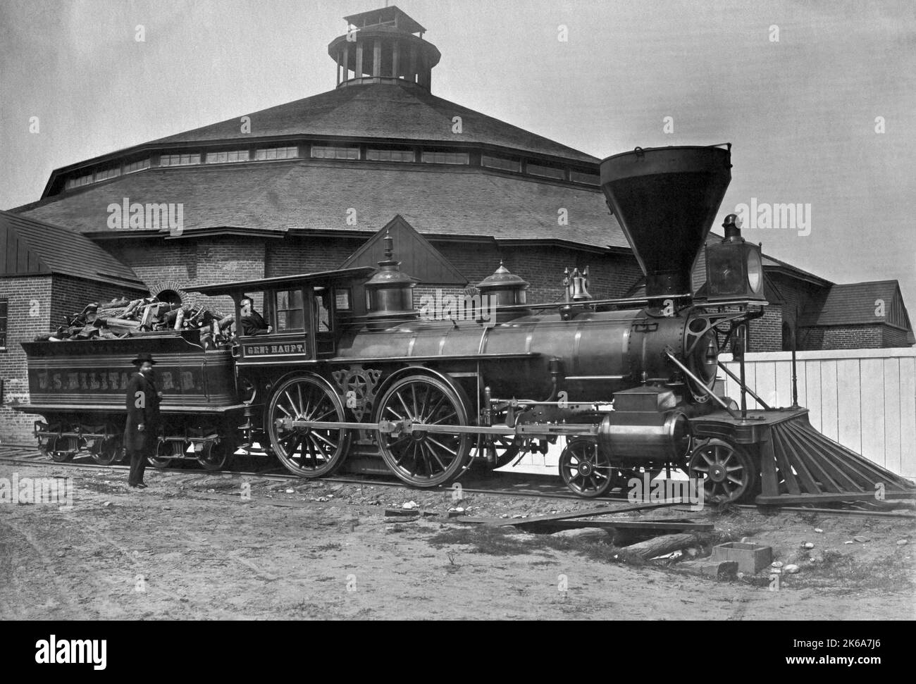 Locomotive du général Haupt devant la roundhouse à la gare d'Alexandrie, 1863. Banque D'Images
