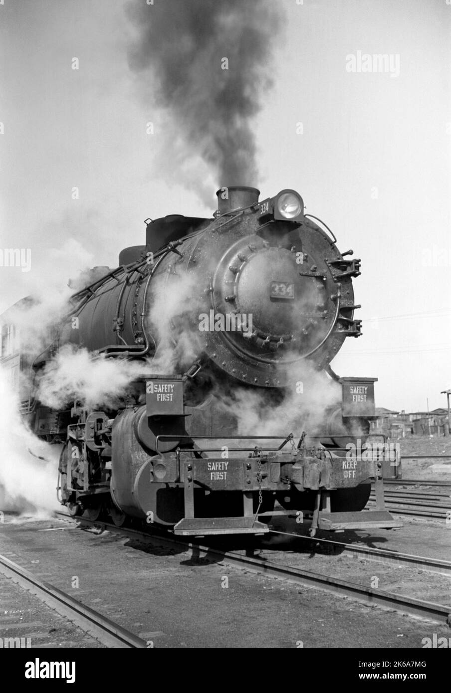Une locomotive dans des cours de chemin de fer le long du fleuve Mississippi à St. Louis, Missouri, 1939. Banque D'Images