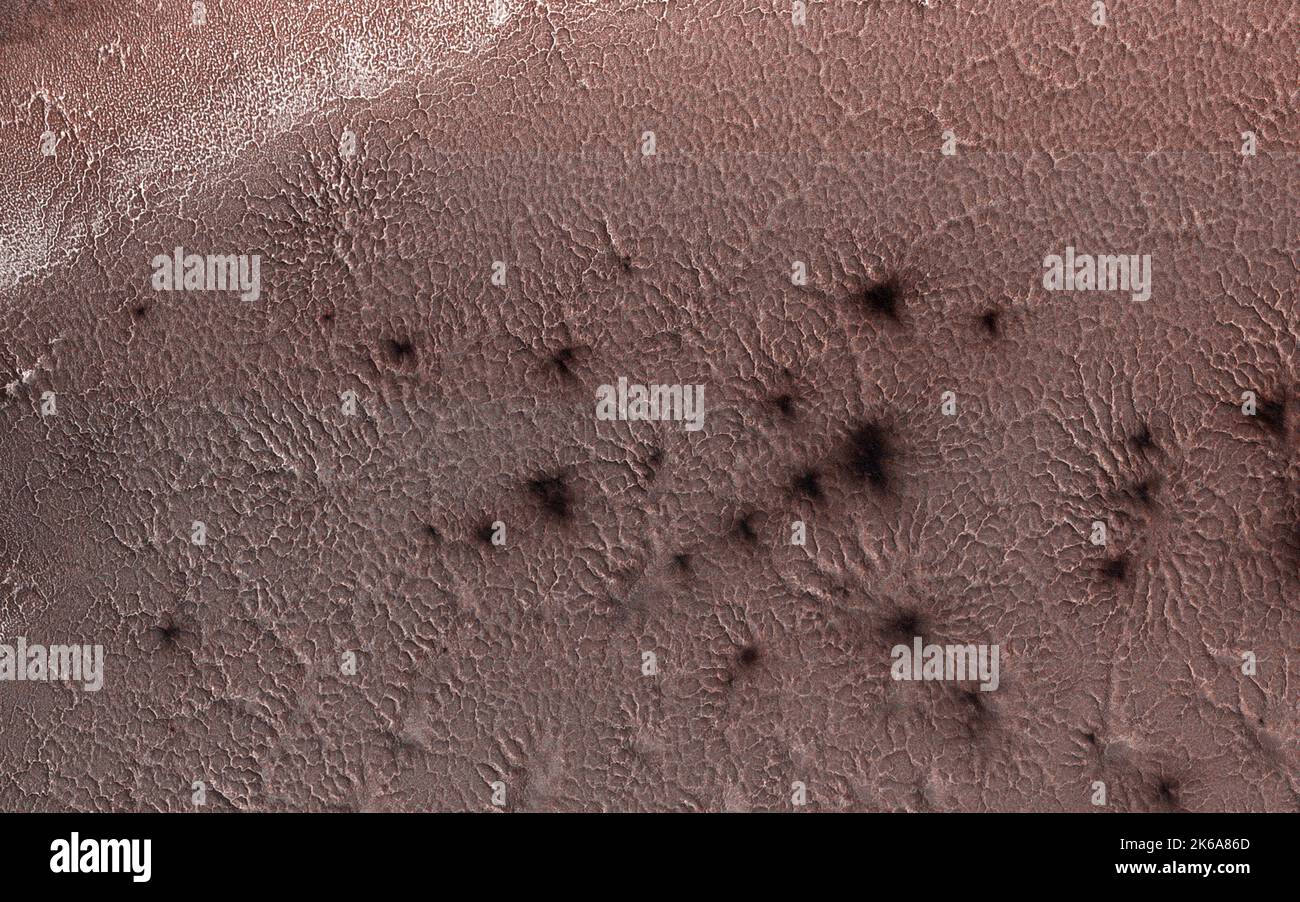 Des monticules rayonnants de type araignée, appelés terrain araneiforme, commencent à émerger de la région du pôle Sud de Mars. Banque D'Images