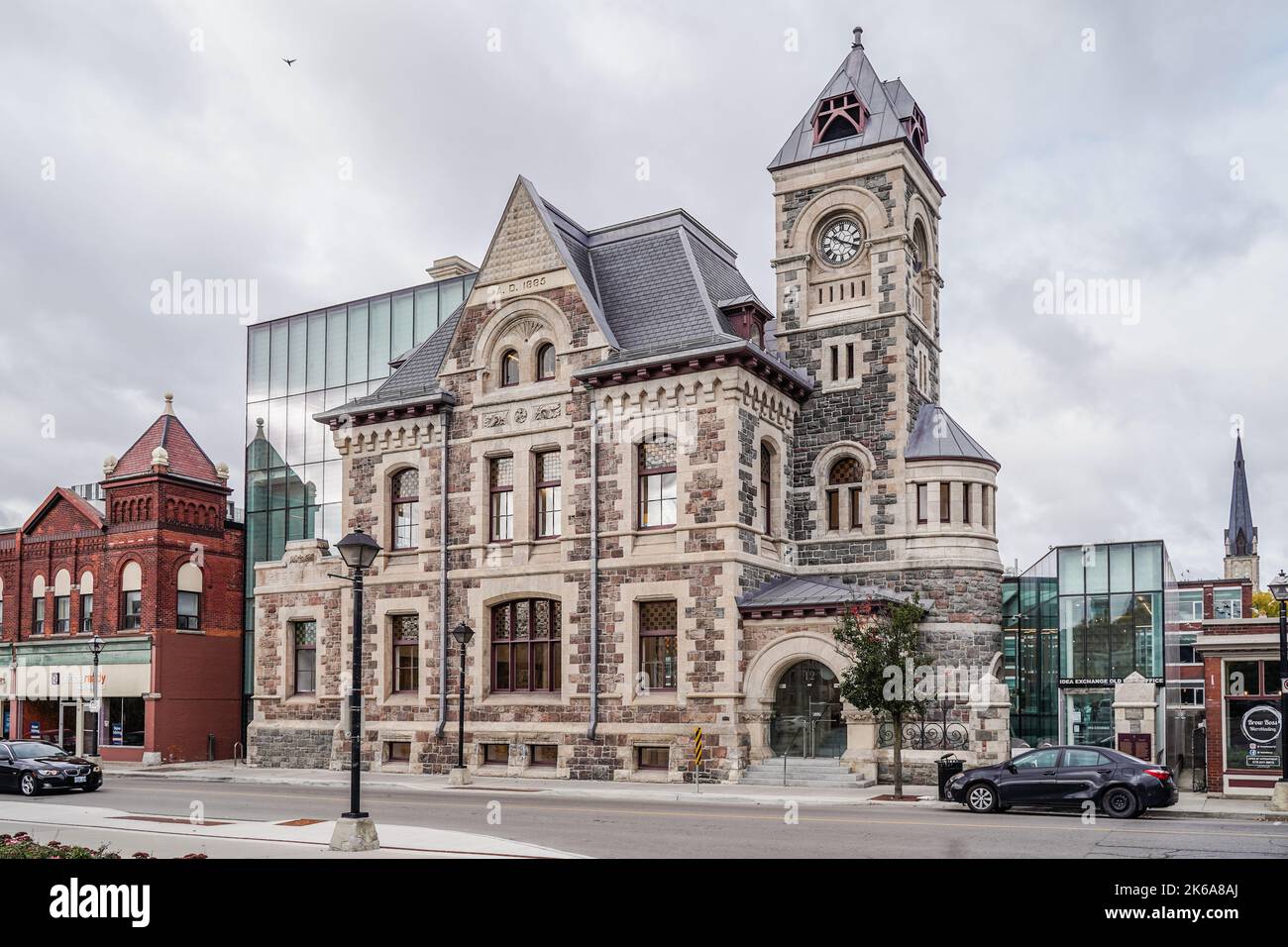 Ancien bureau de poste de Cambridge Ontario le Canada est un édifice emblématique construit en 1885 qui surplombe la grande rivière, maintenant une bibliothèque numérique Banque D'Images