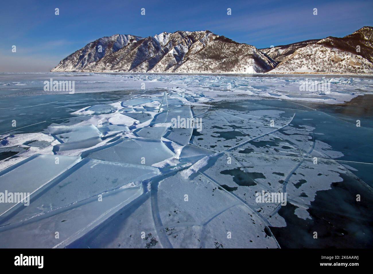 La vieille glace se brise sous la glace la plus récente lorsque le lac a gelé, le lac Baikal. Banque D'Images
