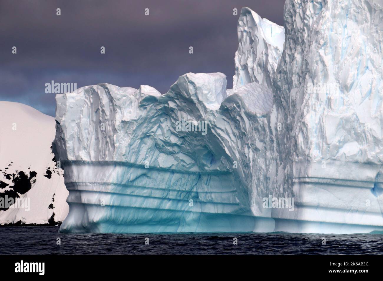 Iceberg de la baie Wilhelmina, péninsule antarctique. Banque D'Images