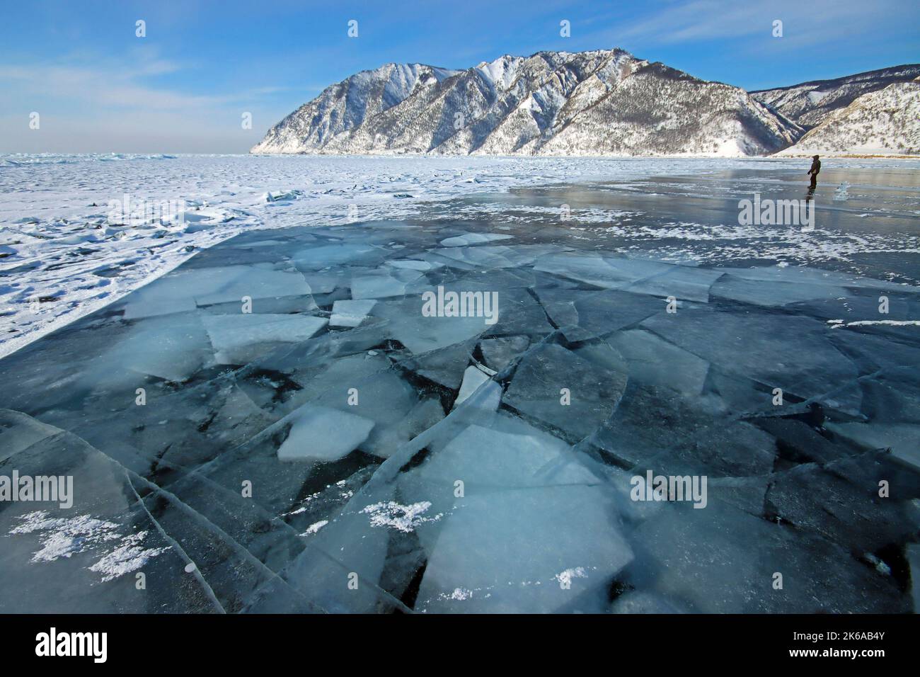 La vieille glace se brise sous la glace la plus récente lorsque le lac a gelé, le lac Baikal. Banque D'Images