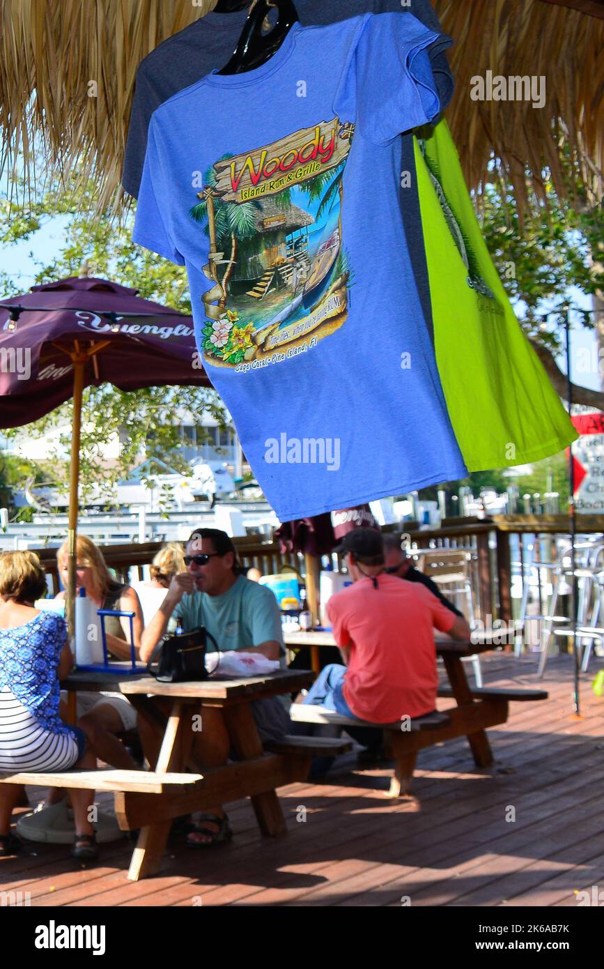 Tee-shirts à vendre sous un toit de chaume pour les personnes qui apprécient les repas en plein air au restaurant Phuzzy's Boat Shack sur le canal à Saint James City, FL on Banque D'Images