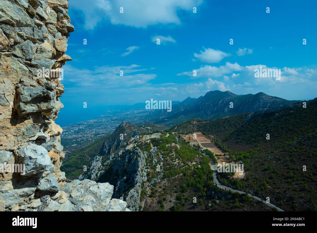 Vue depuis la tour du château de St. Hilarion Banque D'Images