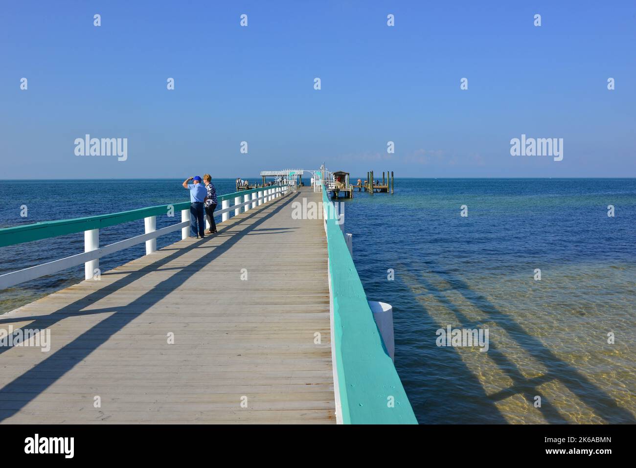 Un couple apprécie le quai de pêche Bokeelia situé à la pointe nord de Pine Island, en Floride, sur le port de Charlotte avant l'ouragan Ian Banque D'Images