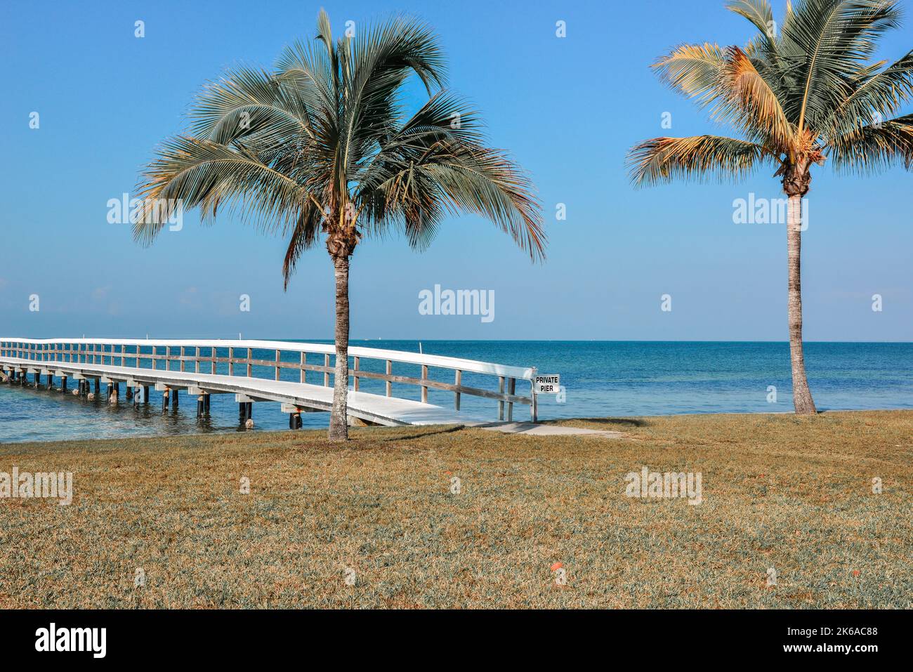 Une vue panoramique sereine sur le port de Charlotte d'un quai en bois et des palmiers à Bokeelia, Floride, sur Pine Island, la quintessence de la vieille Floride Banque D'Images