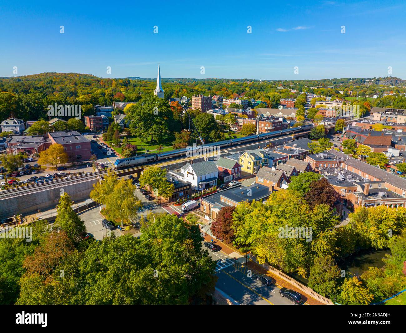 Amtrak Downeaster fonctionne dans le centre historique de Winchester à l'automne dans la ville de Winchester, Massachusetts ma, États-Unis. Banque D'Images
