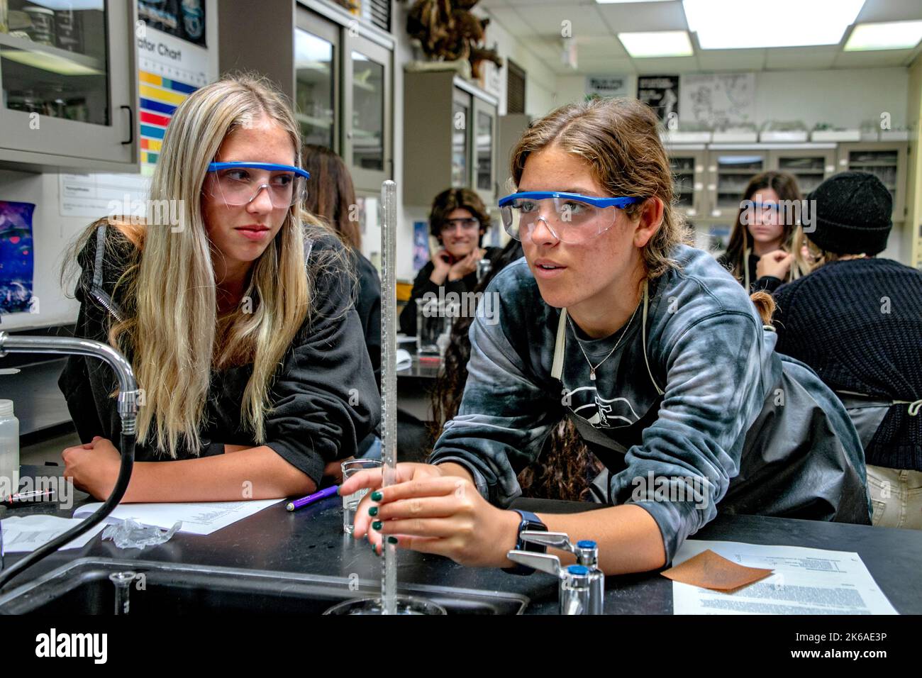 Les élèves de chimie du secondaire de San Clemente, CA, préparent un eudiomètre. En mélangeant du magnésium avec de l'acide chlorhydrique, ils collecteront l'hydrogène gazeux Banque D'Images