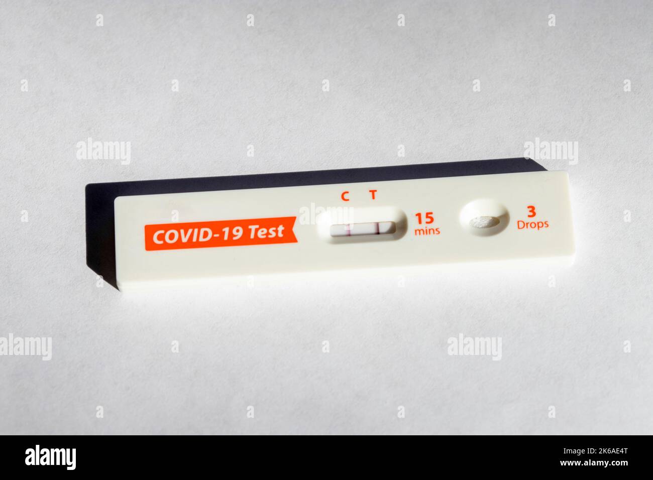 Deux lignes sur un test rapide COVI9-19 indiquent un résultat positif et la présence d'une infection. Banque D'Images