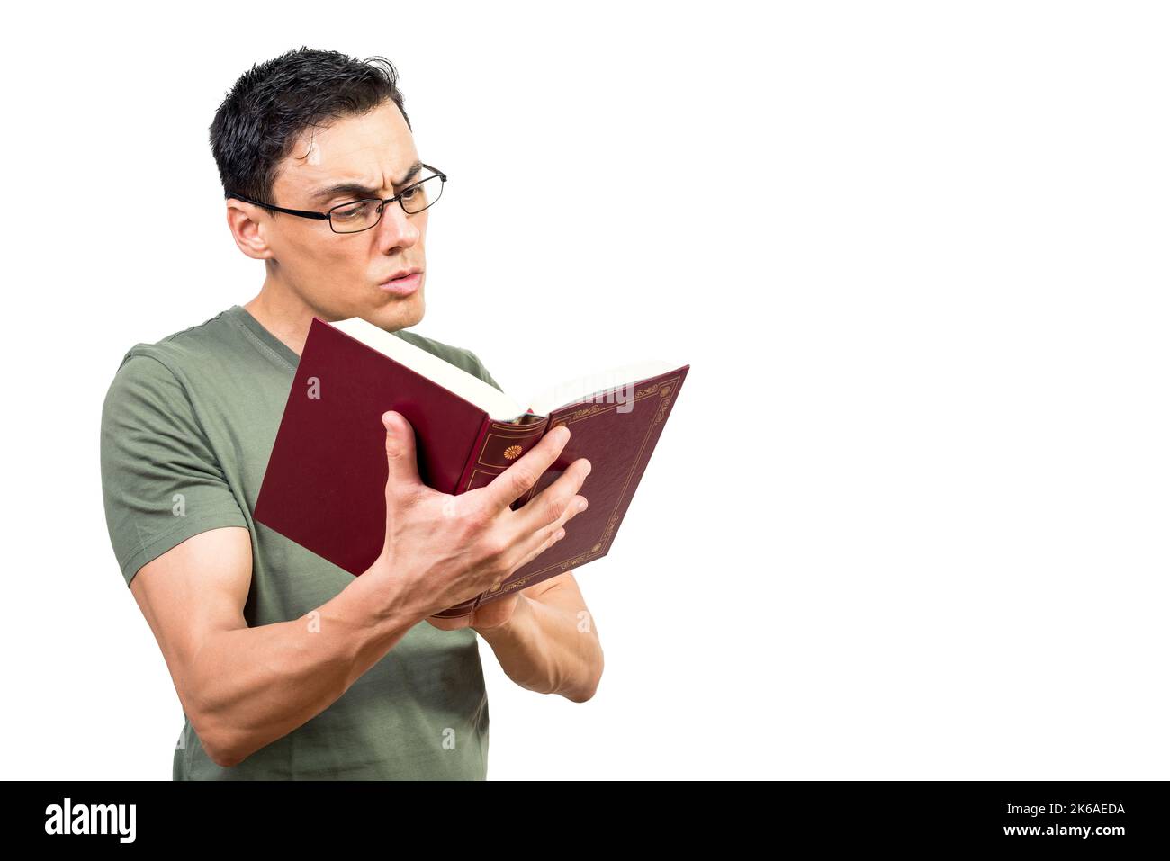 Livre de lecture Smart focalisé sur l'homme en lunettes Banque D'Images