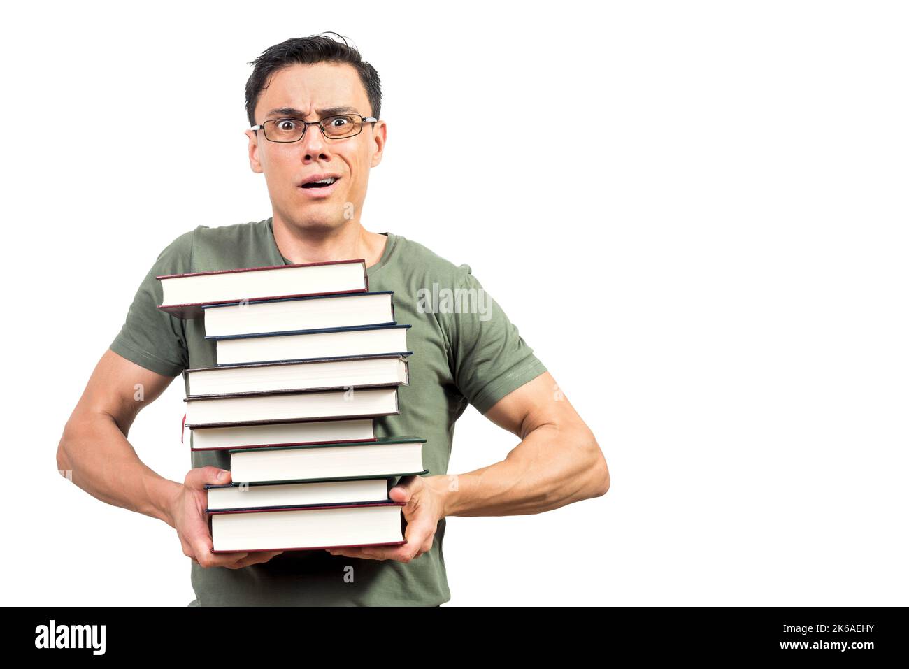 Un étudiant perplexe montrant une pile de livres Banque D'Images