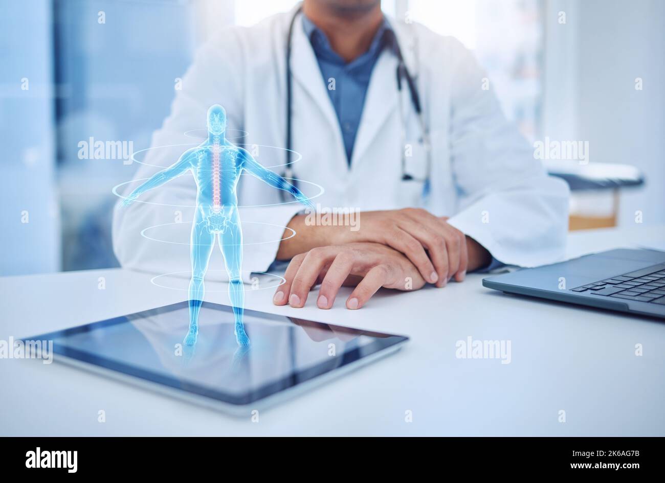 Mains, tablette et hologramme avec un médecin dans le domaine de la santé pour l'aide, la confiance ou le diagnostic tout en utilisant un tableau de bord 3D ux dans son bureau. Numérique, futuriste x Banque D'Images