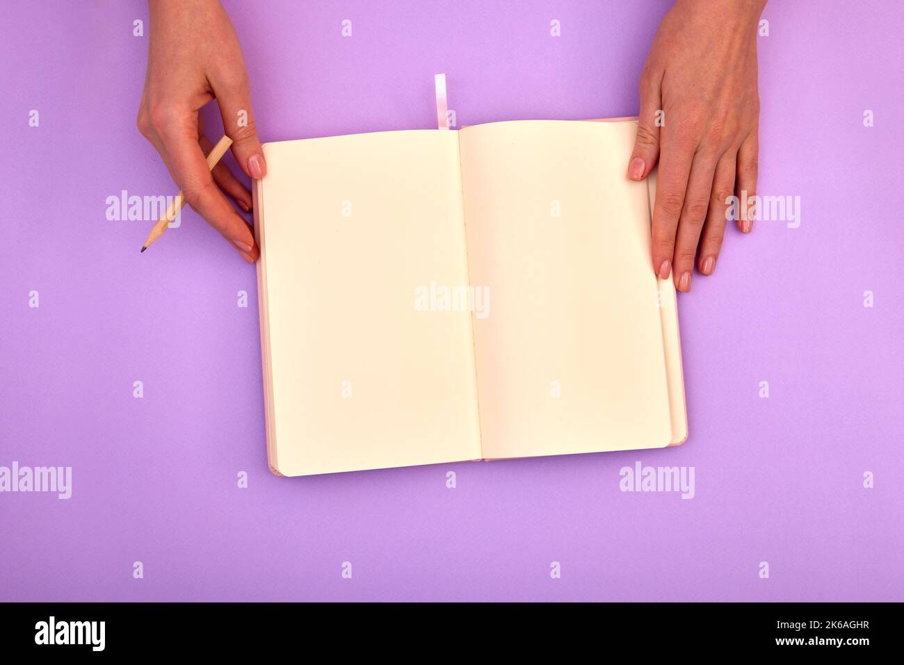 Personne non reconnaissable avec bloc-notes vierge en studio Banque D'Images