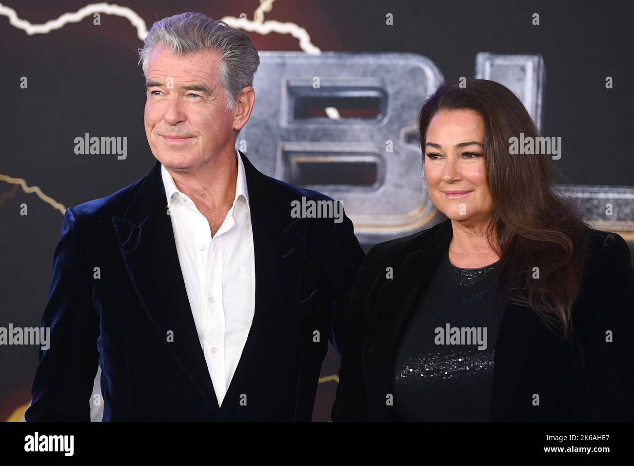 New York, États-Unis. 12th octobre 2022. (G-D) l’acteur Pierce Brosnan et Keely Shaye Smith assistent à la première « Black Adam » à Times Square, New York, NY, 12 octobre 2022. (Photo par Anthony Behar/Sipa USA) crédit: SIPA USA/Alay Live News Banque D'Images