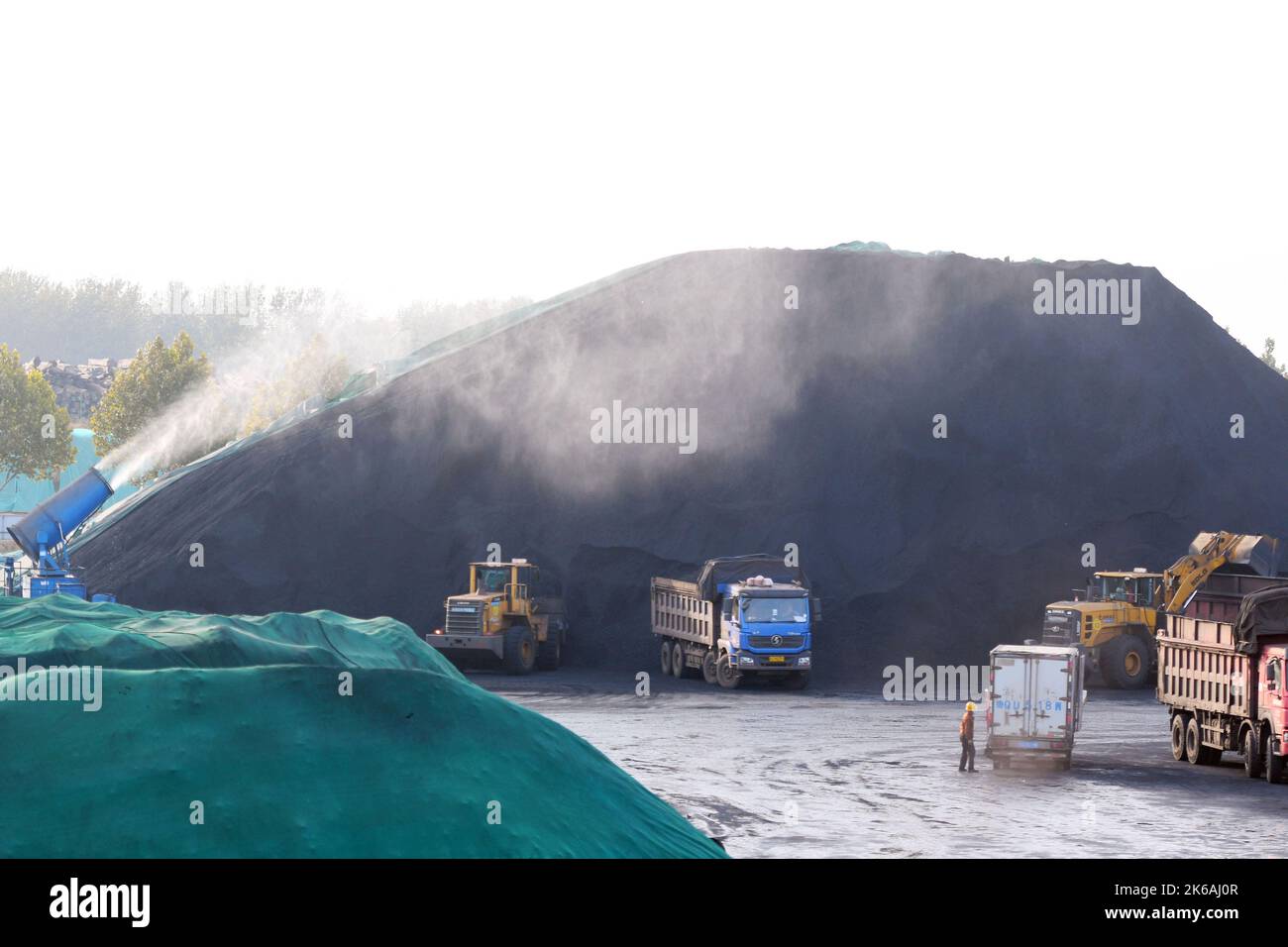 QINGDAO, CHINE - le 12 OCTOBRE 2022 - des véhicules chargent du charbon importé au port de Dongjiakou à Qingdao, province de Shandong, Chine, le 12 octobre 2022. Banque D'Images