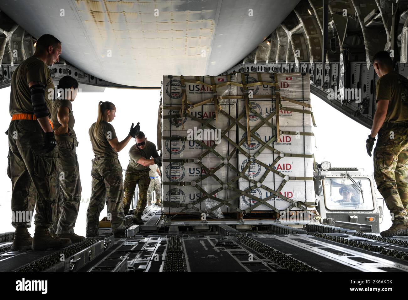 Al Dhafra, Émirats arabes Unis. 9th septembre 2022. Le 380th Expeditionary Logistics Readiness Squadron travaille main dans la main avec des aviateurs du 816th Expeditionary Airlift Squadron pour charger plus de 90 000 livres d'aide humanitaire à destination du Pakistan, le 9 septembre 2022, à la base aérienne Al Dhafra, aux Émirats arabes Unis. Au total, environ 1,4 millions de livres d'articles d'aide ont été fournis par ADAB. Credit: US Air Force/ZUMA Press Wire Service/ZUMAPRESS.com/Alamy Live News Banque D'Images