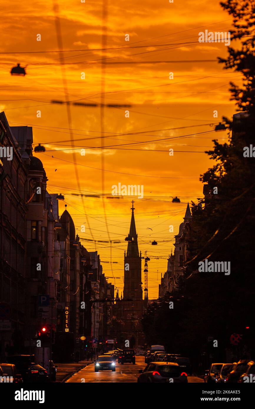 Église au bout de la rue à Riga, Lettonie Banque D'Images