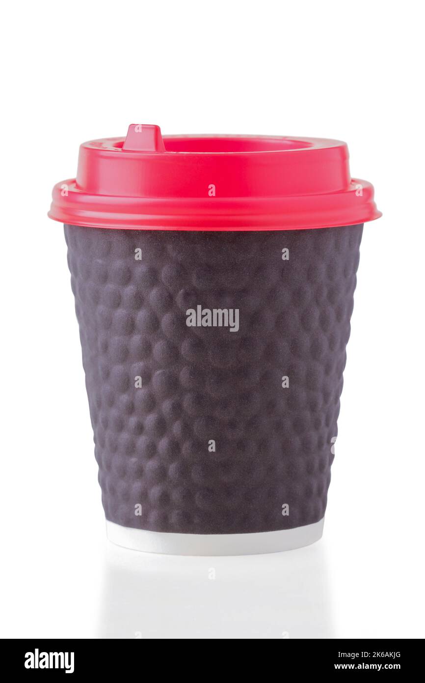 Tasse à café en papier avec couvercle en plastique rouge isolé sur blanc Banque D'Images
