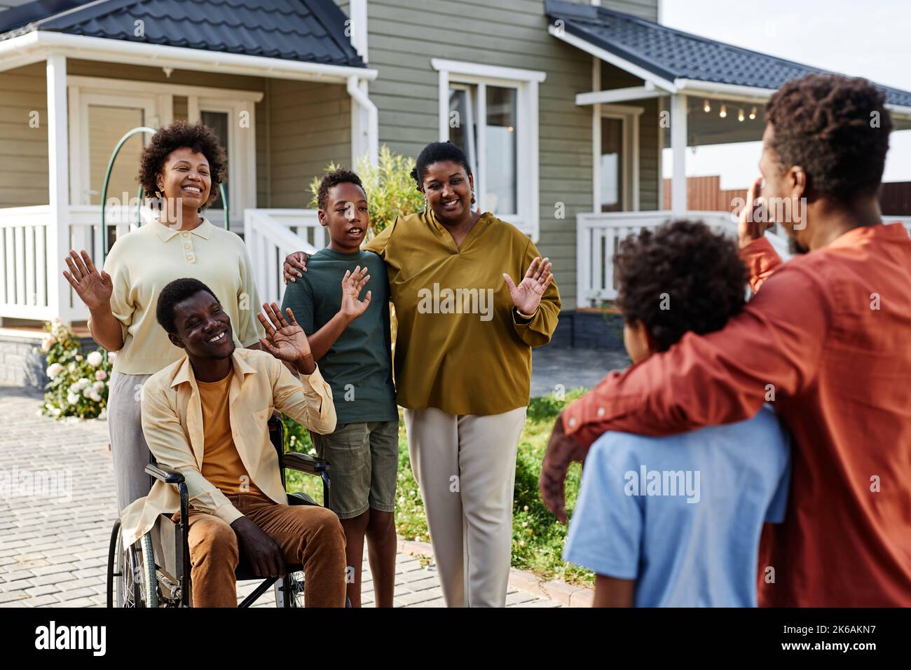 Portrait de la famille afro-américaine qui s'est mise à la disposition des clients après la fête d'été Banque D'Images