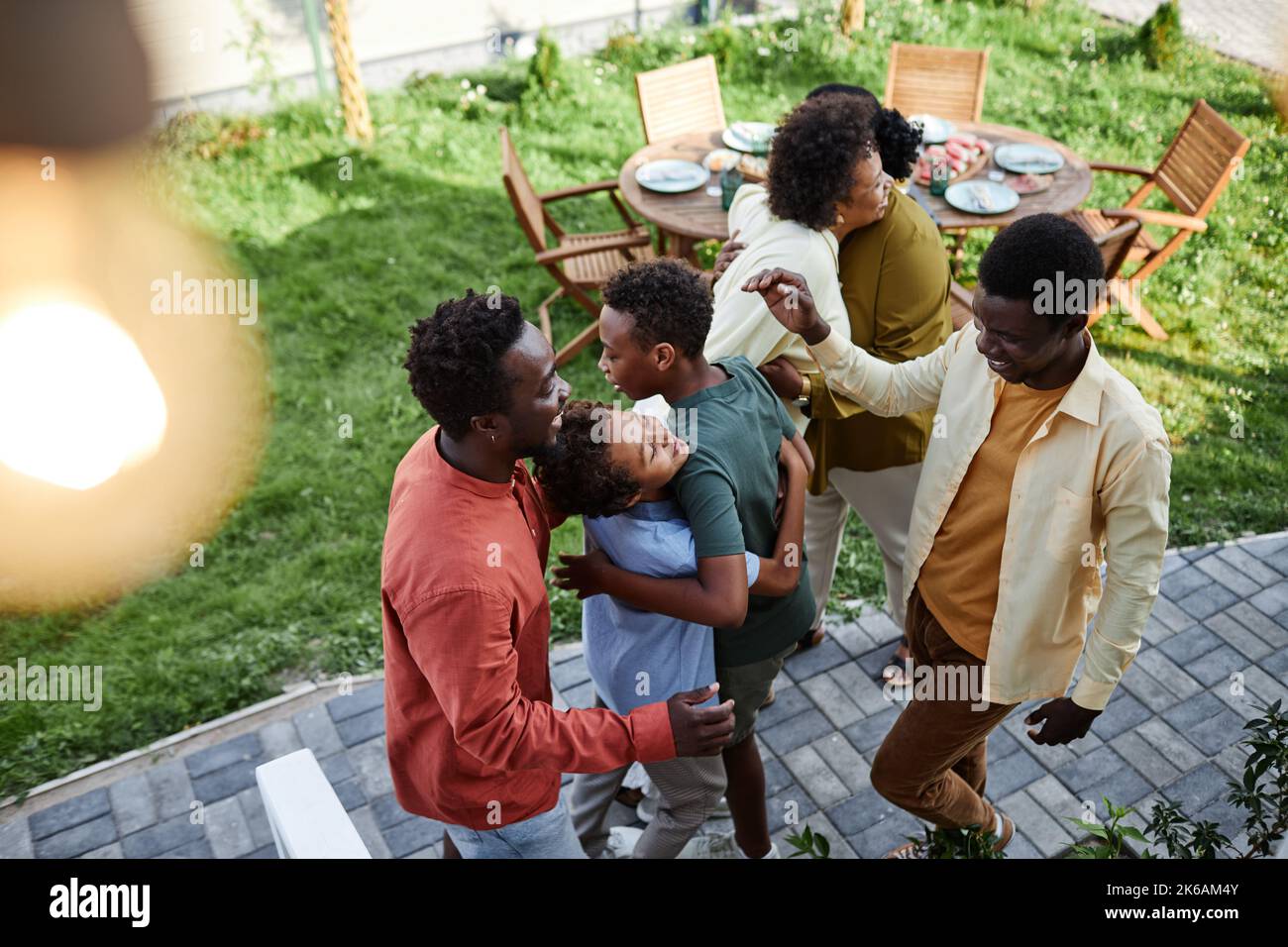 Vue de dessus de grande famille afro-américaine s'amuser pendant la fête d'été en plein air Banque D'Images