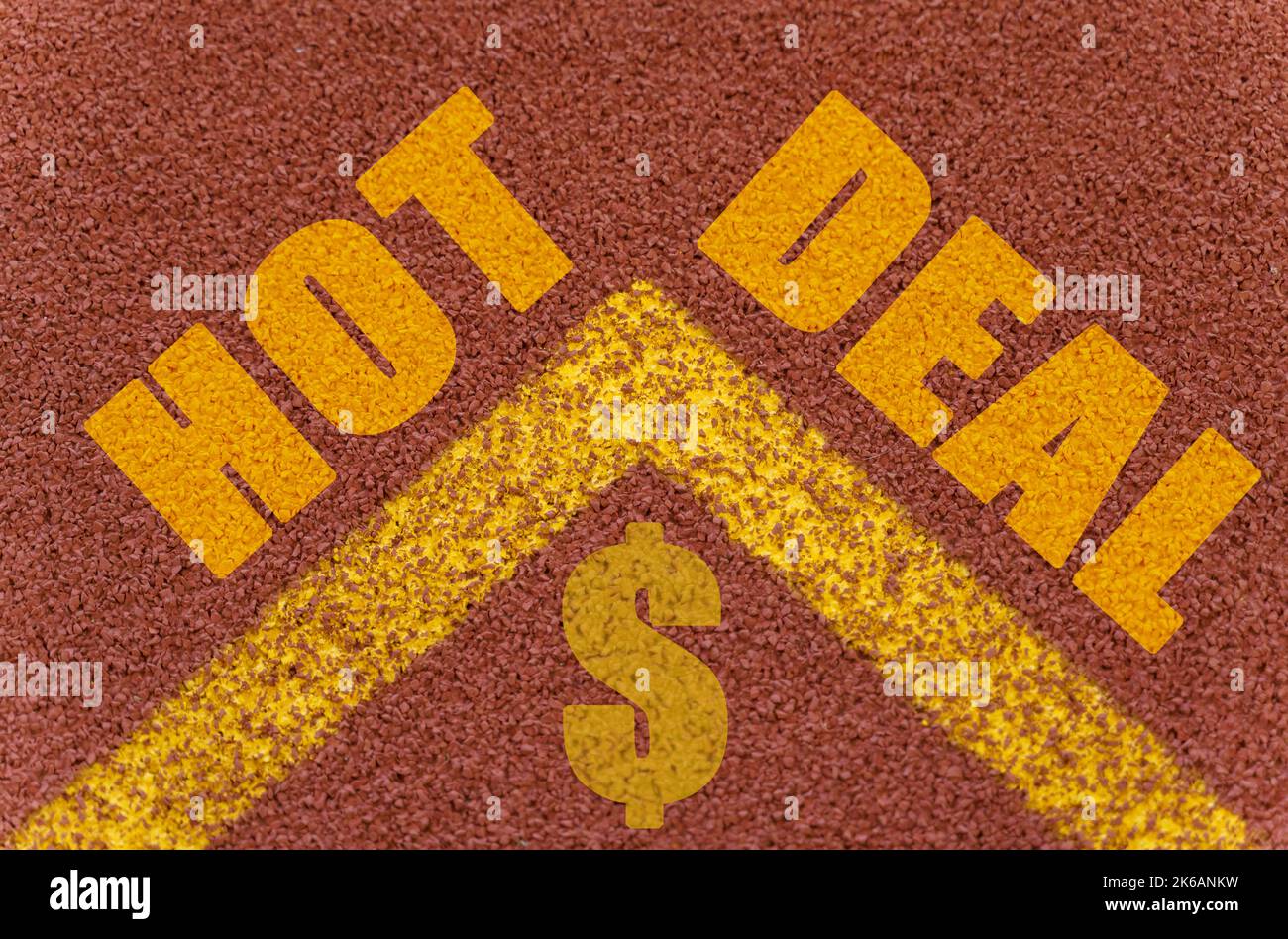 Concept commercial et financier. Sur le tapis roulant, il y a un signe de dollar, des lignes et une inscription - HOT DEAL Banque D'Images