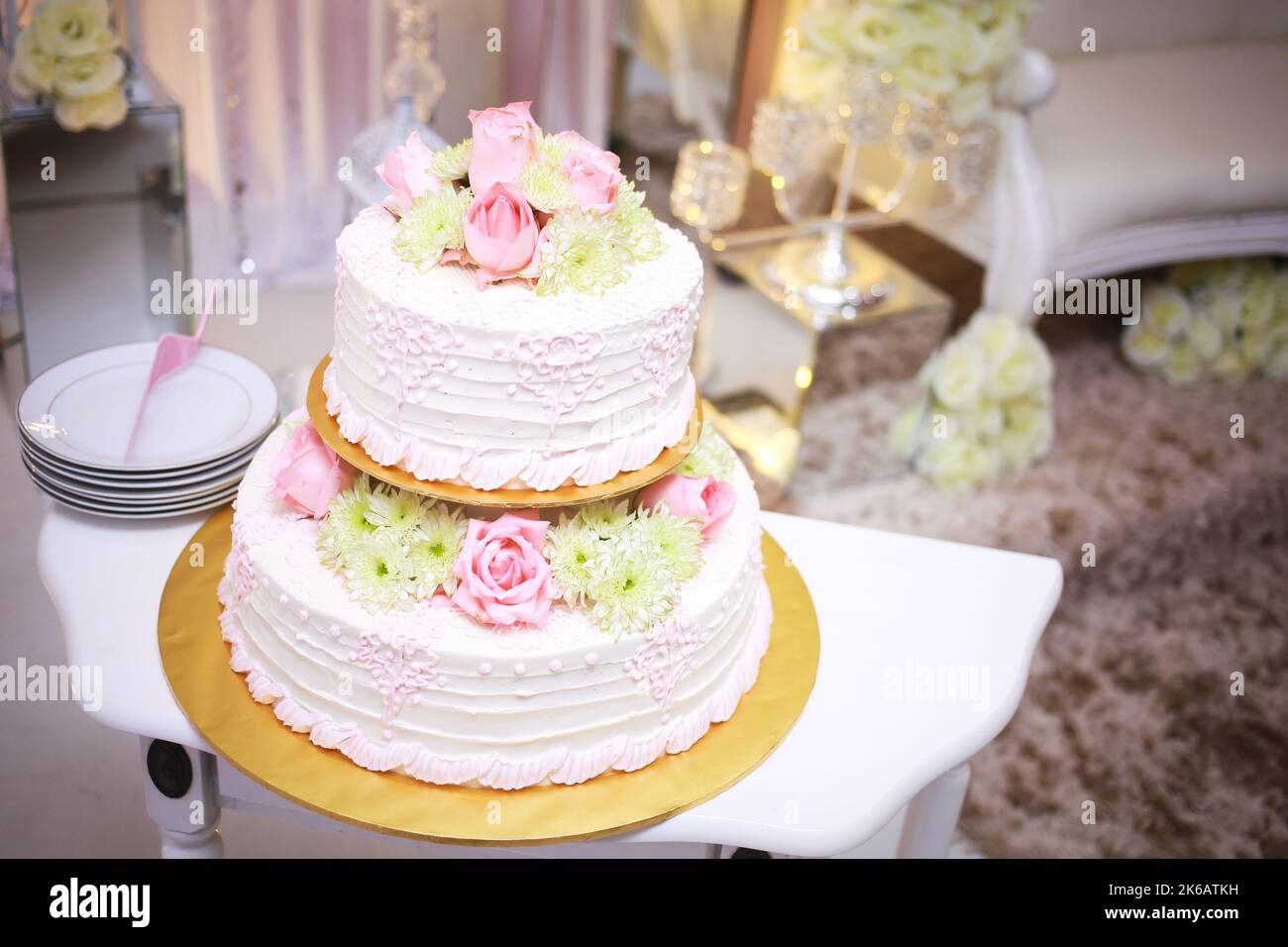 Gâteau de mariage blanc avec fleurs. Décoration de gâteau de mariage. Banque D'Images