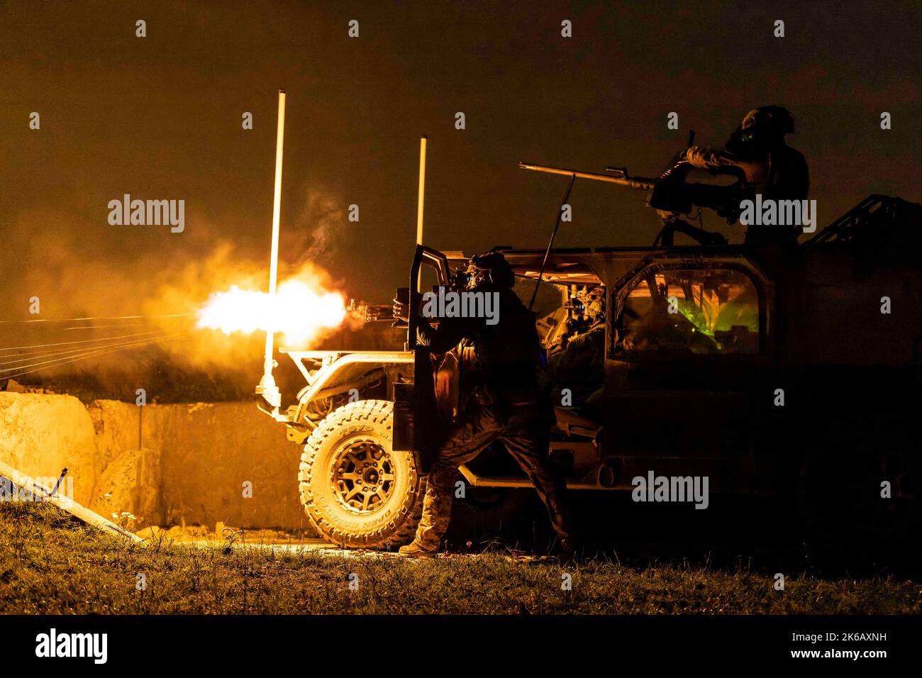 Grafenwohr, Allemagne. 23rd septembre 2022. Un Beret vert de l'armée américaine du 10th Groupe des forces spéciales (Airborne) tire une mitrailleuse de M240 lors d'un exercice de tir direct avec Royal Marines du Royaume-Uni du 45 Commando à la zone d'entraînement de Grafenwohr, en Allemagne. Cet exercice dirigé par les Forces spéciales vise à améliorer leur capacité à travailler avec les forces du commandement des Royaumes Unis en temps de crise. Credit: U.S. Navy/ZUMA Press Wire Service/ZUMAPRESS.com/Alamy Live News Banque D'Images