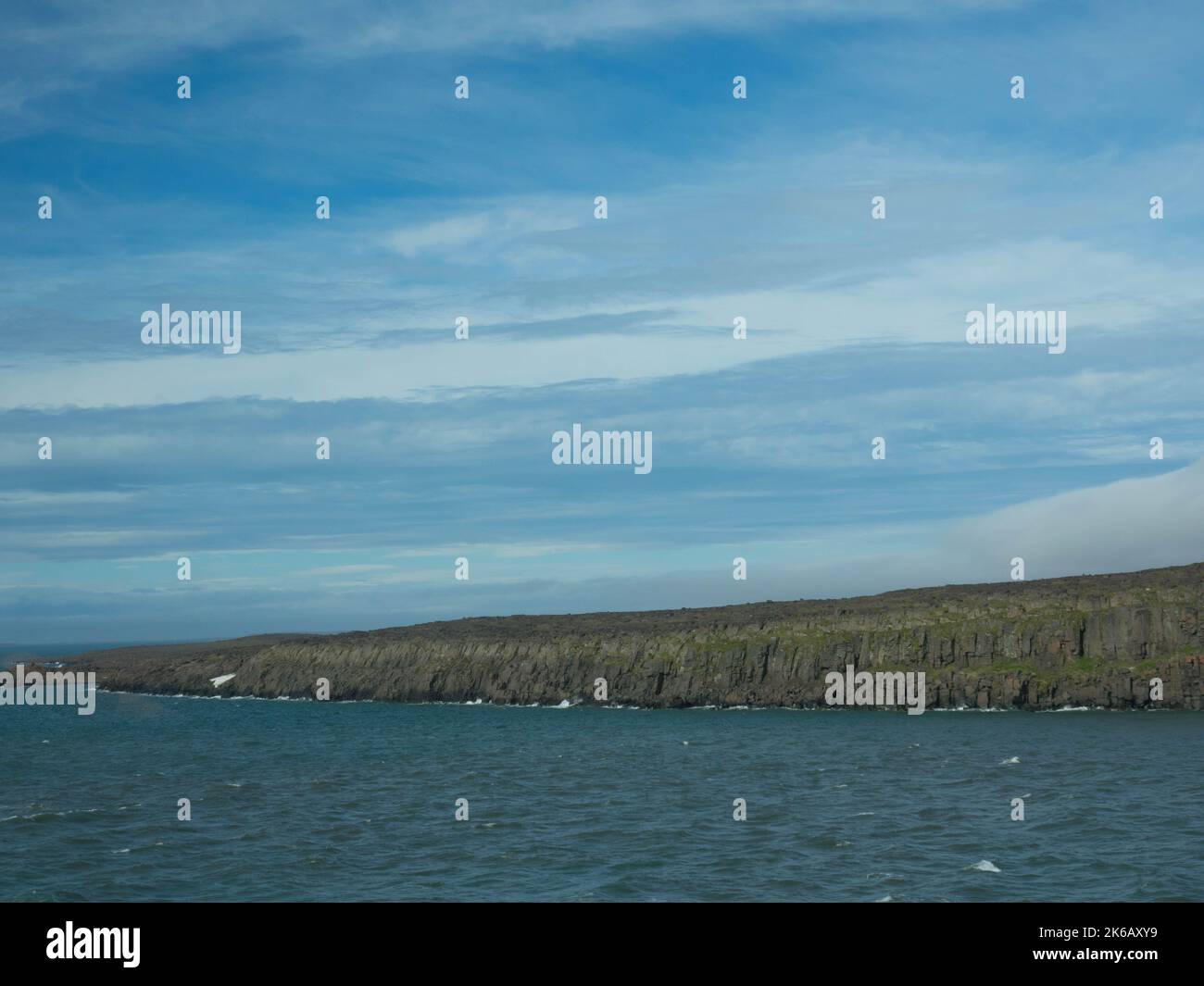 Vue panoramique spectaculaire sur l'île de Wilhelmoya avec chaîne de montagnes et ciel bleu. Torellneset, Nordaustlandet Spitsbergen Banque D'Images