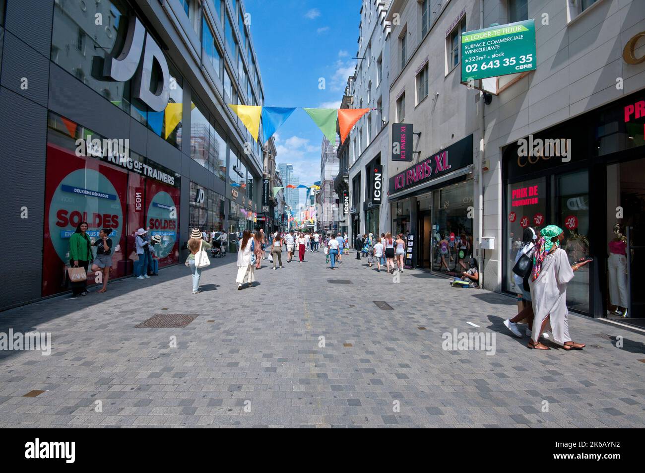 Rue Neuve (zone piétonne) avec commerces et touristes, Bruxelles, Belgique Banque D'Images