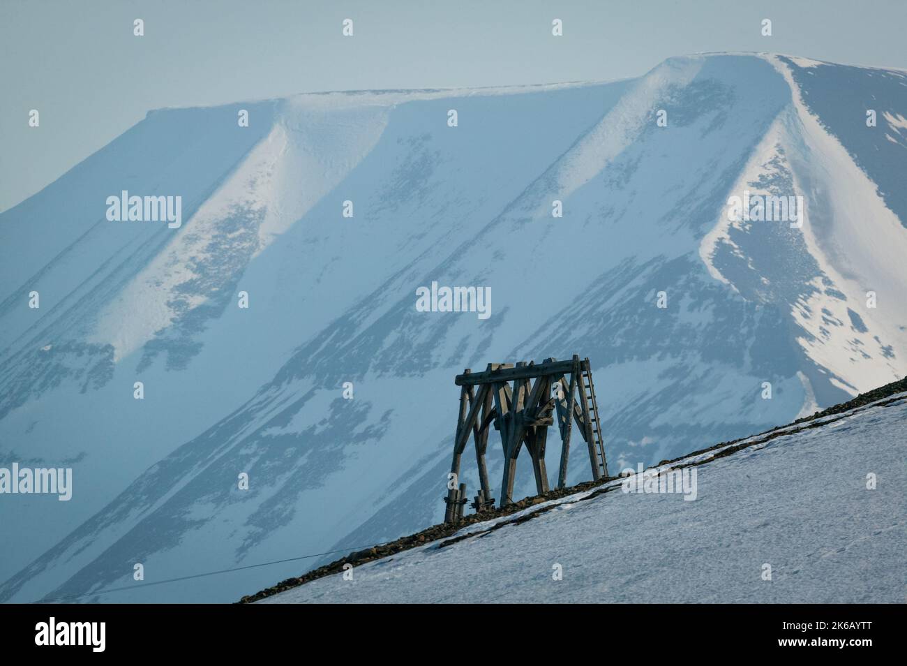 Ancien système de transport du charbon et belles montagnes juste à l'extérieur de la ville arctique de Longyearbyen à Svalbard, Norvège, Scandinavie, Europe du Nord. Banque D'Images