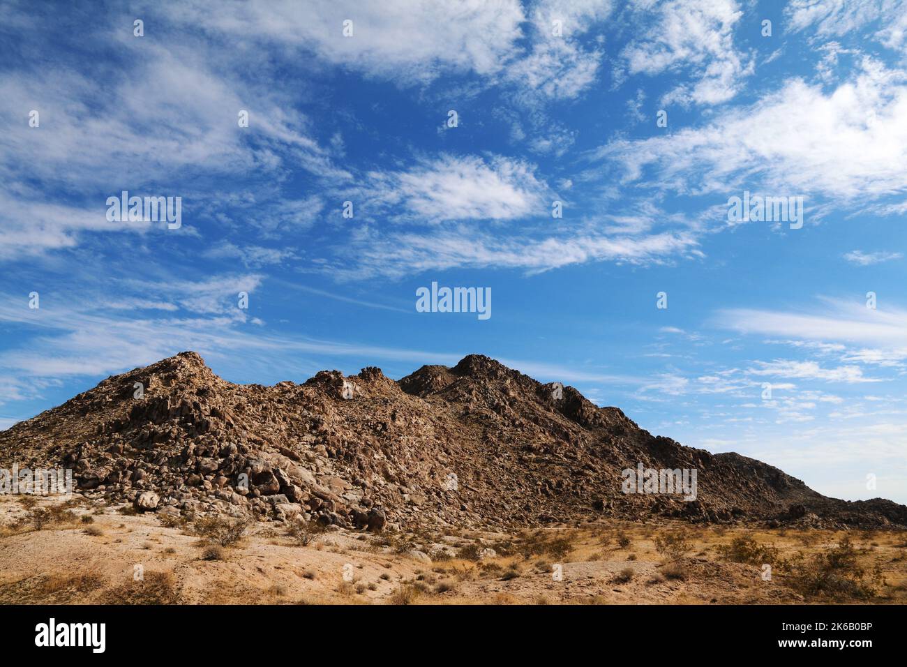 un terrain rock désert montagne paysage bleu ciel sentier de randonnée région nuages météo aventure couverte Banque D'Images