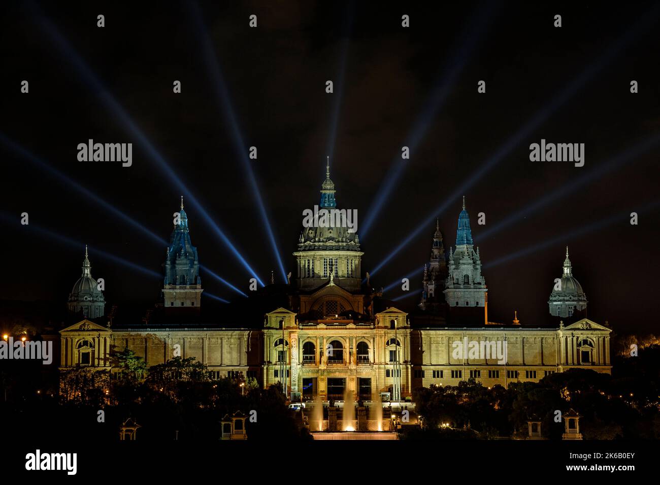 Palau Nacional (palais national) et MNAC (Museu Nacional d'Art de Catalunya), illuminés la nuit (Barcelone, Catalogne, Espagne) Banque D'Images