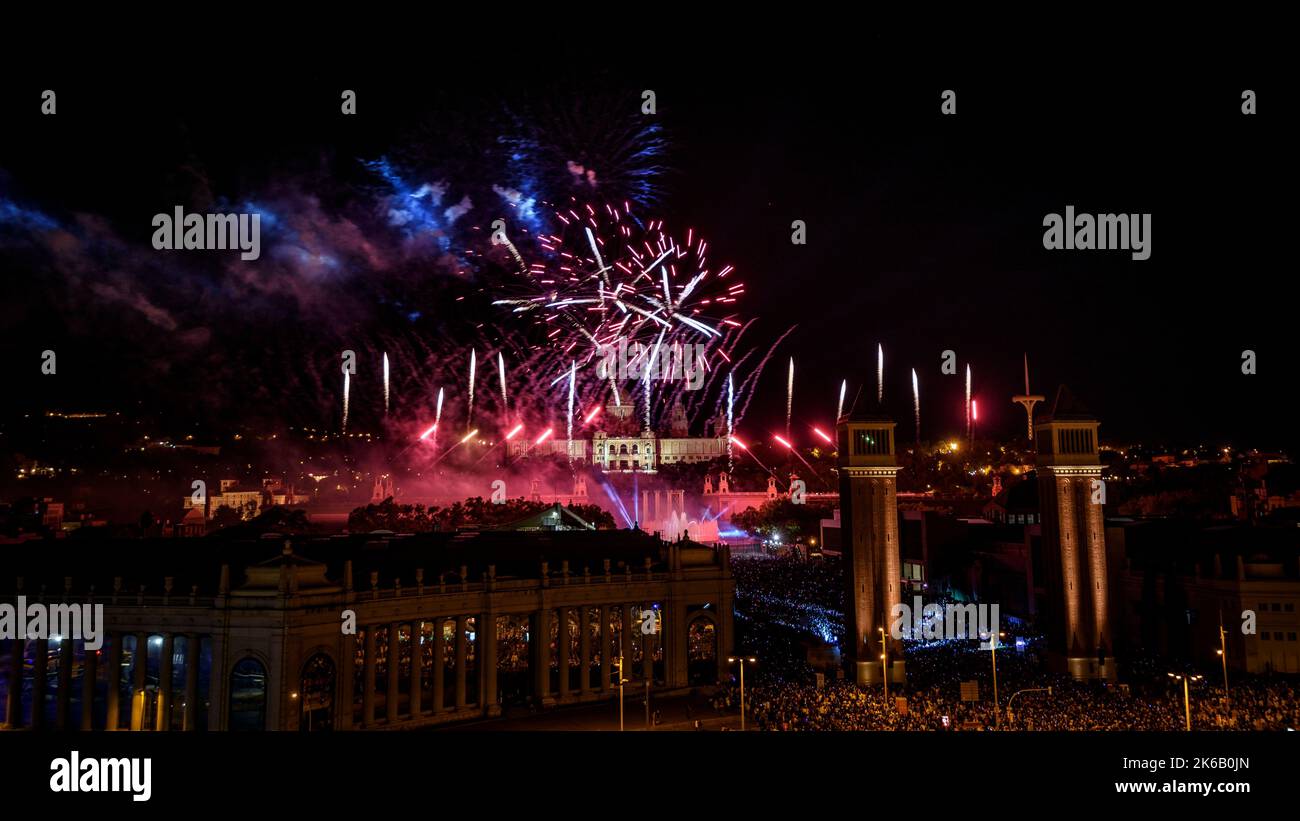 Pyromusical et feux d'artifice de la Mercè 2022 sur l'avenue Maria Cristina à Barcelone (Catalogne, Espagne) ESP: Piromusical y fuegos articiales, Barcelone Banque D'Images