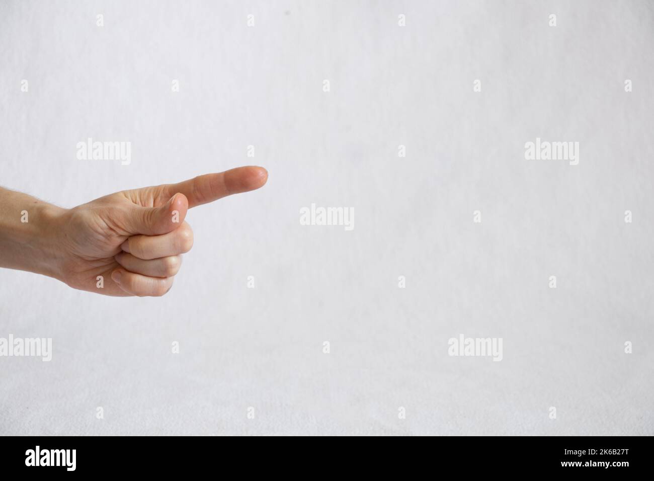 doigt femelle sur fond blanc, pression de doigt, main femelle Banque D'Images