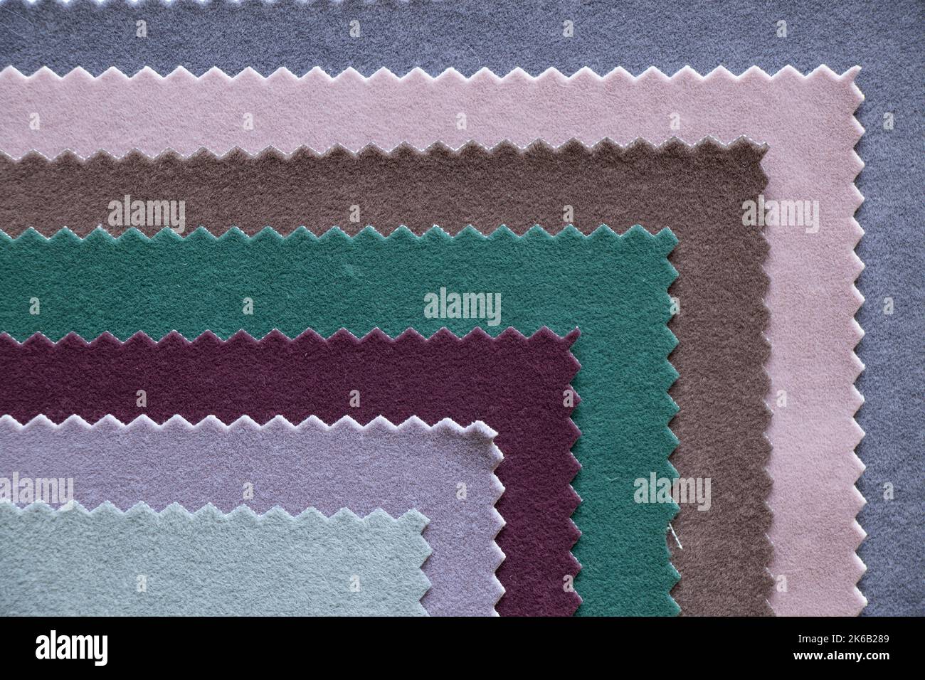Une palette de tissu doux en velours dans différentes couleurs pour le rembourrage de meubles comme un arrière-plan, tissu de mode pour les backdrops Banque D'Images
