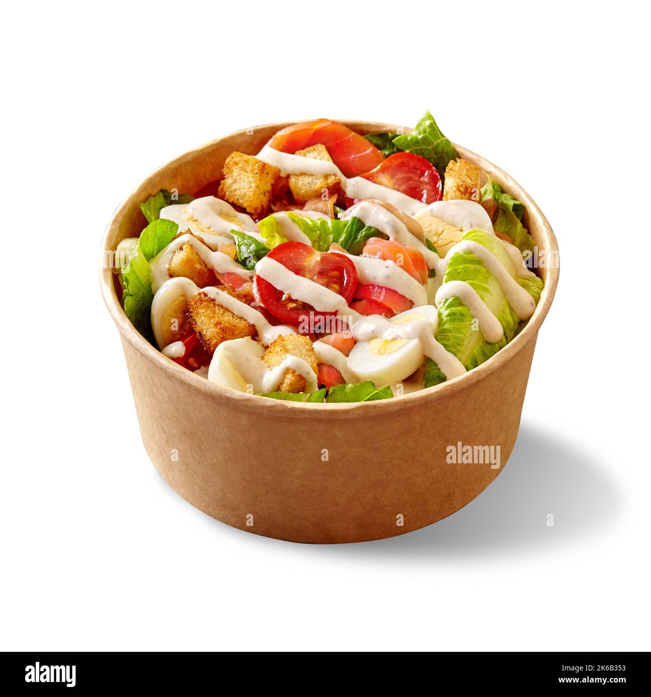Salade César avec laitue, tomates, œufs de caille, croûtons et saumon fumé dans un bol en carton blanc Banque D'Images